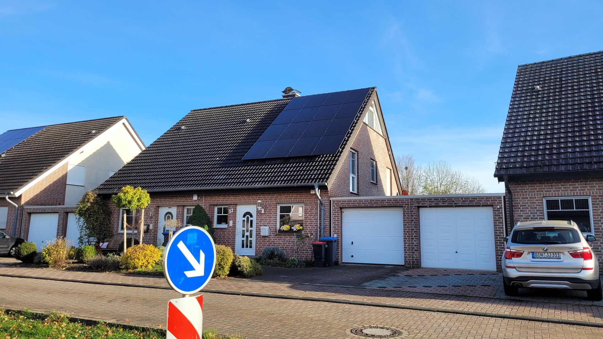 Einfamilienhaus mit Photovoltaikanlage auf dem Dach