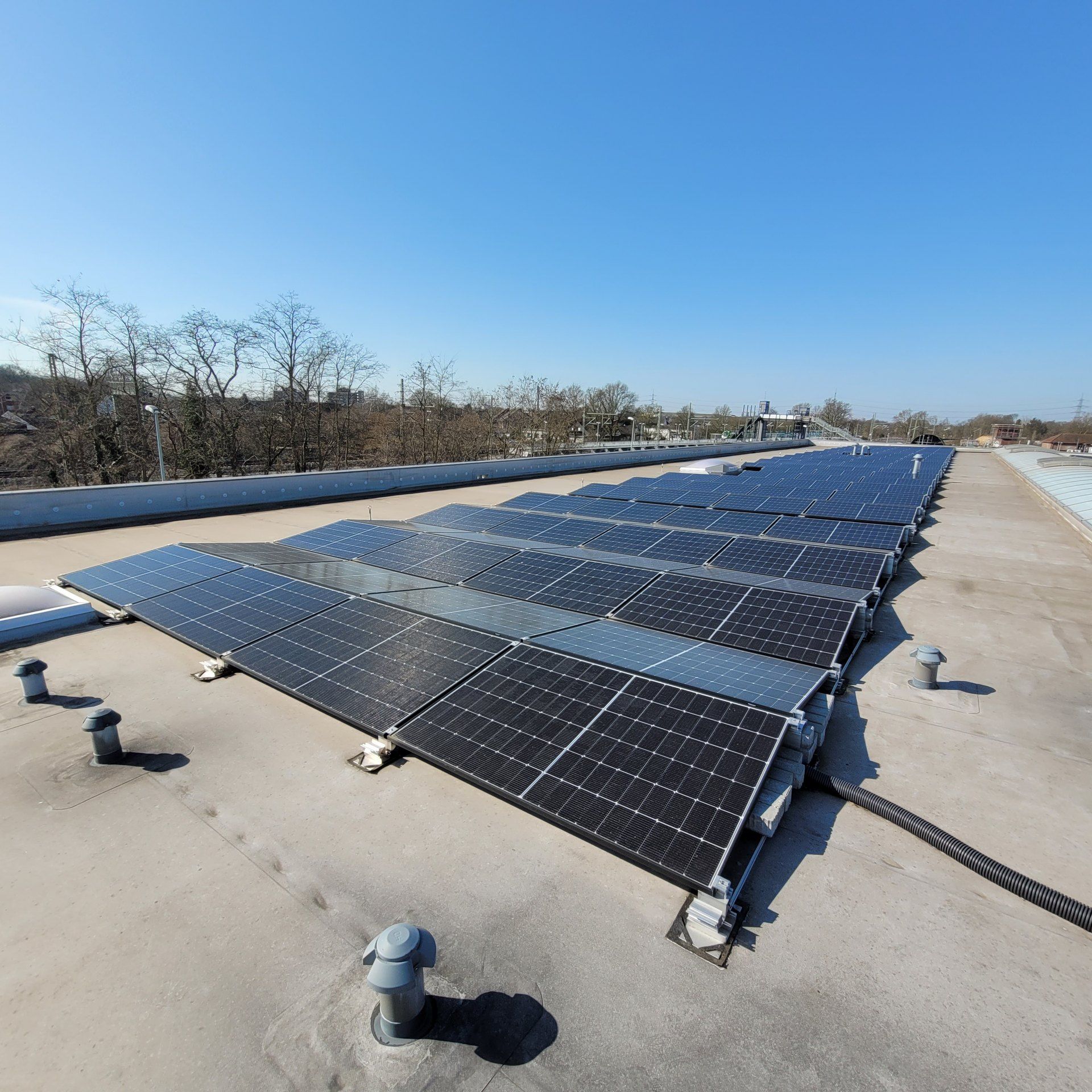 Photovoltaikanlage auf einem Flachdach, realisiert von WS5