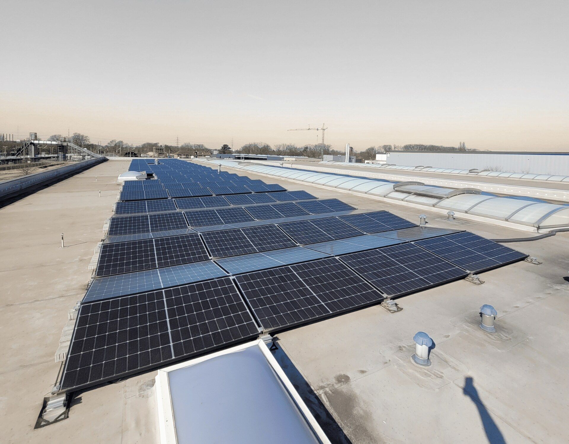 Großflächige Photovoltaikanlage auf einem Hallendach